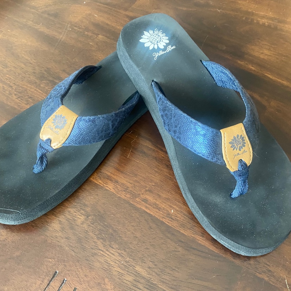 Yellow Box Dark Blue Leopard Band Flip Flop in Size 10